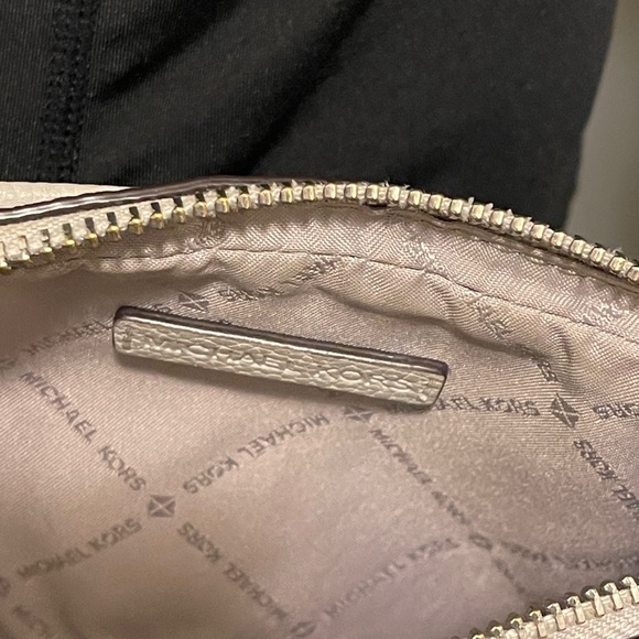 MICHAEL KORS Fulton Small
Light Grey Leather Crossbody
Camera Bag Feminine - Picture 15 of 15